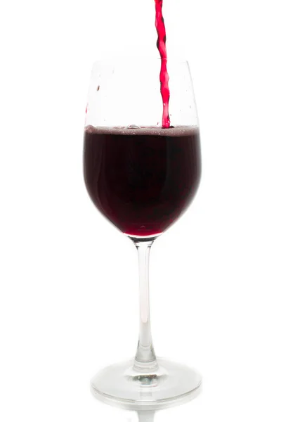Rode wijn uit fles in het glas gieten — Stockfoto