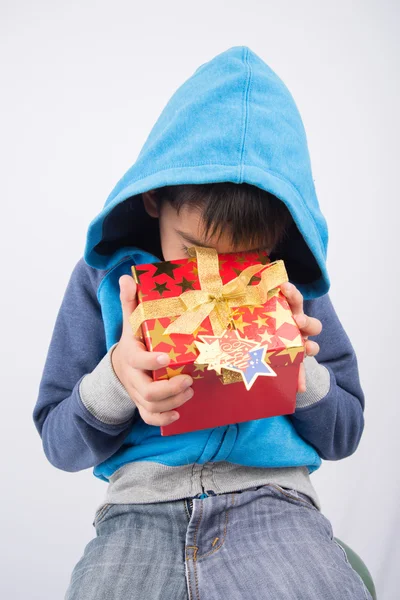Mały chłopiec otwierając pudełko obecny na białym tle — Zdjęcie stockowe