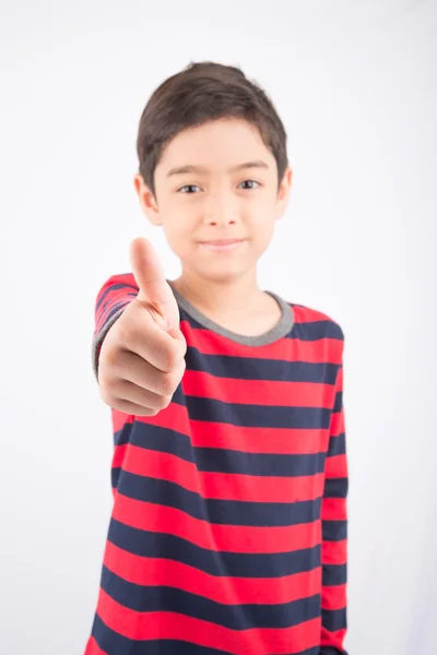 Kleiner Junge zeigt seinen Schlag nach oben auf weißem Hintergrund — Stockfoto