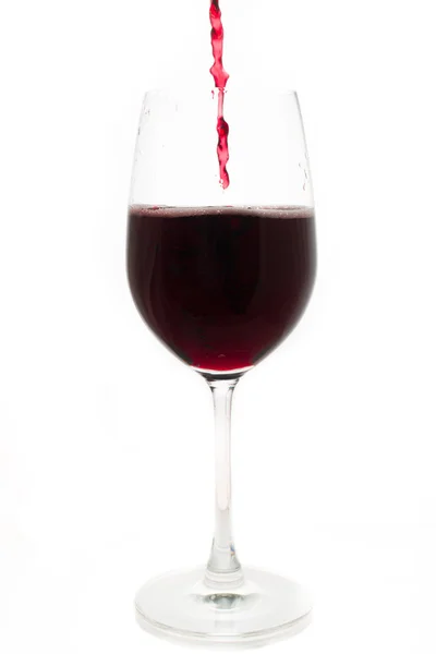 Versando il vino rosso dalla bottiglia nel bicchiere — Foto Stock