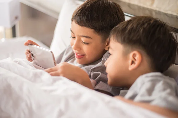 Little sibling boy playing game on mobile together — Stock Photo, Image