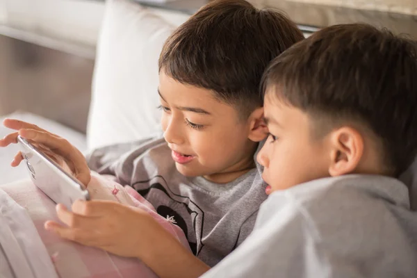 Little sibling boy playing game on mobile together — Stock Photo, Image
