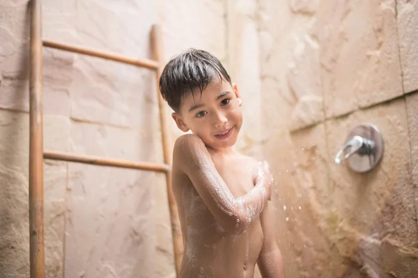 Pequeño niño tomando ducha — Foto de Stock