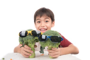 Brokoli ele alarak küçük çocuk