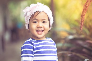 Çimen çiçek dokunmadan küçük şirin Asyalı kız