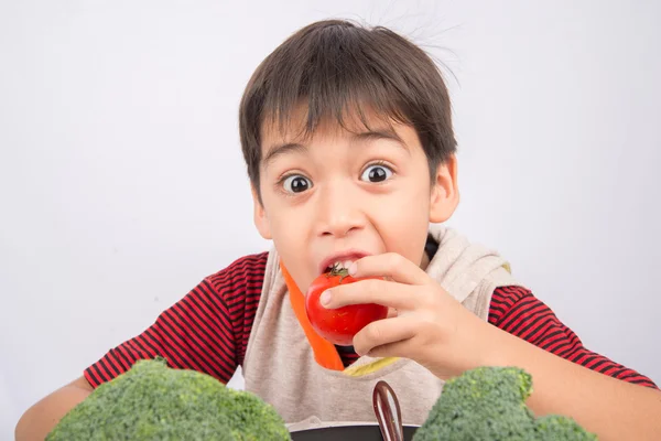 Küçük çocuk tabak beyaz arka plan üzerinde üzerinde sebze yemek — Stok fotoğraf