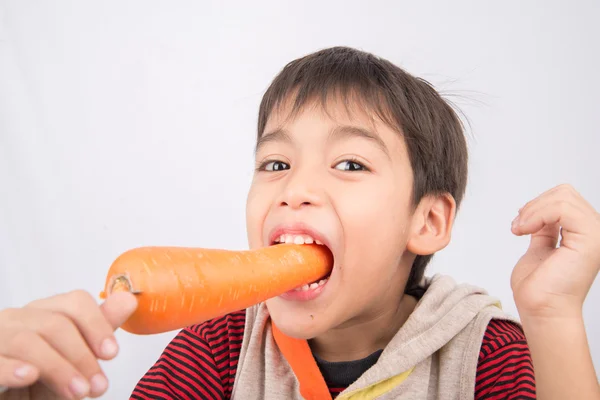 Kleiner Junge isst Möhre — Stockfoto