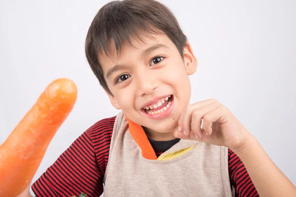 Kleiner Junge isst Möhre — Stockfoto