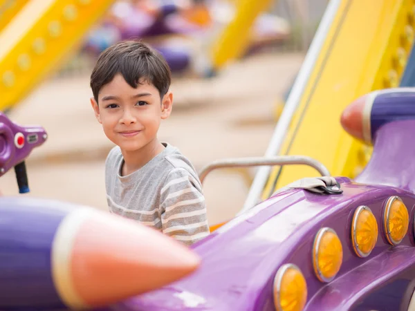 Niño en el parque de diversiones — Foto de Stock