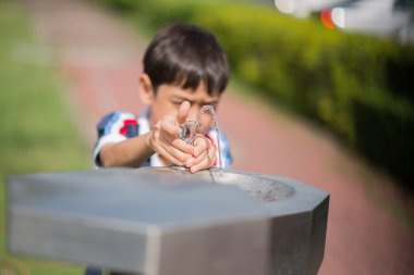 Küçük çocuk parkta genel su içme 