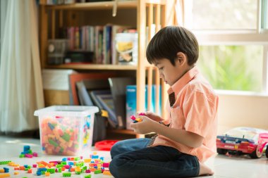 Küçük çocuk blok kapalı evi eğitim oynamak 