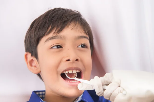 Menino irmão fingir como um dentista fechar dentro da boca check-up — Fotografia de Stock