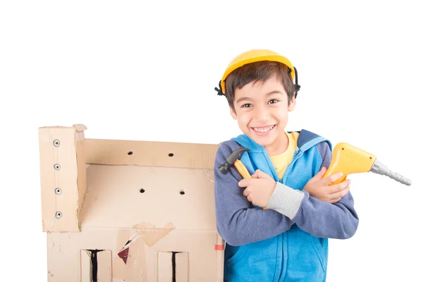 Ragazzino fingere come un meccanico uso strumenti fissare la casa di carta — Foto Stock