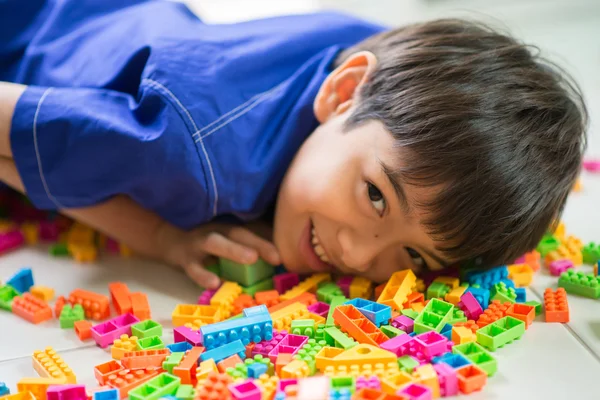 Kleine jongen spelen blok binnen huis onderwijs — Stockfoto