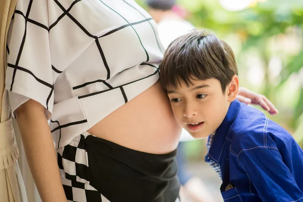 Kleine jongen Luister moeder buik zwangere nieuwe baby — Stockfoto