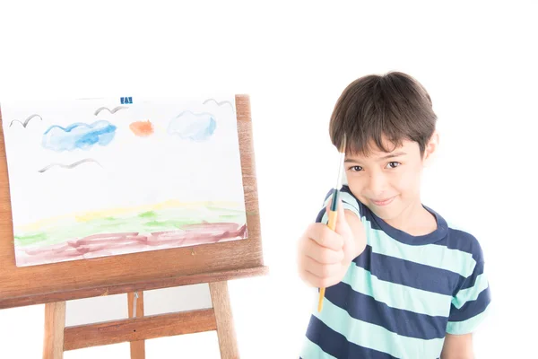 Маленький мальчик рисует и рисует картины искусства в бумаге — стоковое фото