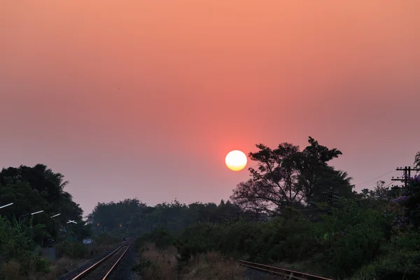 Pôr do sol sobre a estrada de ferro — Fotografia de Stock