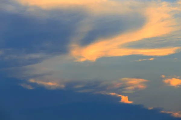 Céu nublado ao pôr do sol — Fotografia de Stock