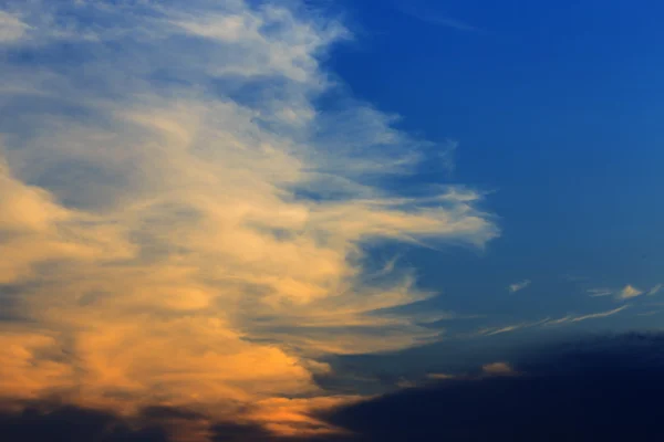 Céu nublado ao pôr do sol — Fotografia de Stock