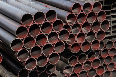 Çelik borular yığını