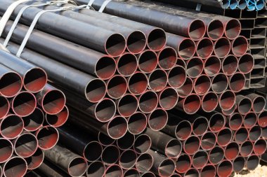 Çelik borular yığını