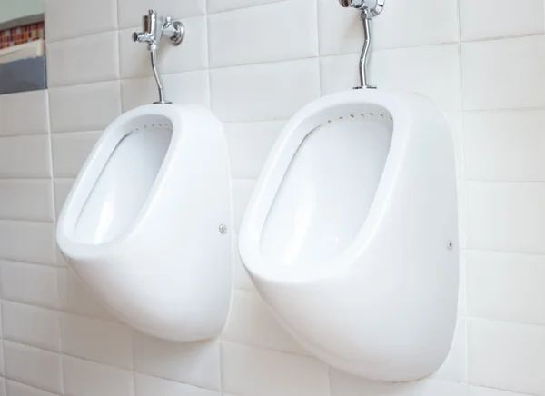 Hombres urinarios blancos en el baño público —  Fotos de Stock