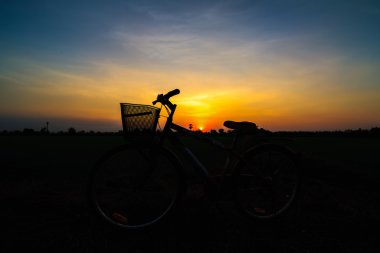 Bisiklet siluet bir gün batımı ışık