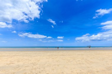 Suan oğlu Pradipat Beach mavi gökyüzü ile