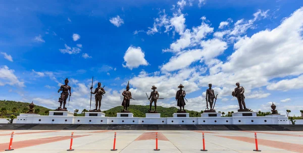 HUA HIN ,THAILAND-JUNE 11,2016 :Ratchapak Park and the statues o — Stock Photo, Image