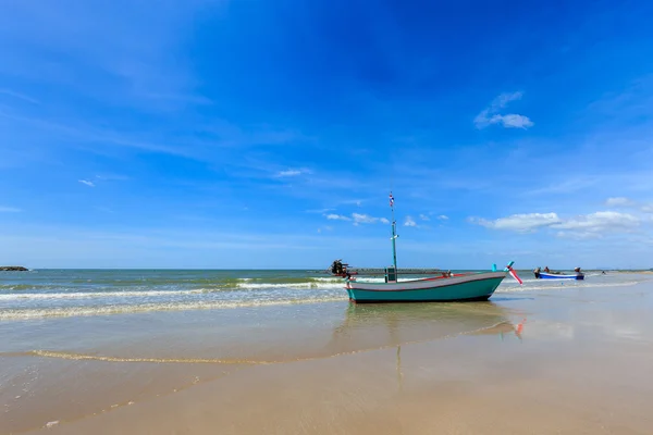 Small fishing boat at the beach — Stock Photo, Image