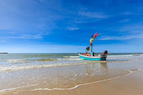 Small fishing boat on the beach with blue sky — Stock Photo, Image
