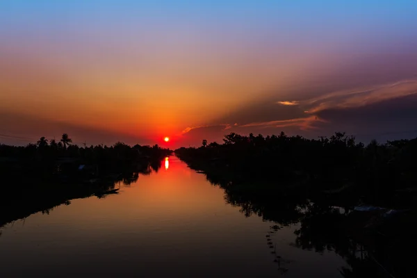 Khlong Maha Sawat kanał w wiejskich Tajlandii. zachód słońca światła — Zdjęcie stockowe