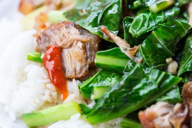 Kızarmış kale gevrek domuz etli pilav ile karıştırın