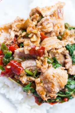 Kızarmış domuz eti ve fesleğenli pilav. 