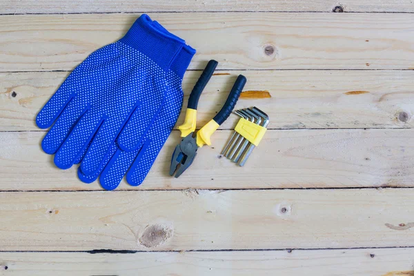手袋と木製のテーブル上のツール — ストック写真