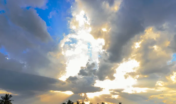 Raio de luz rompe o céu dramático ao pôr do sol — Fotografia de Stock