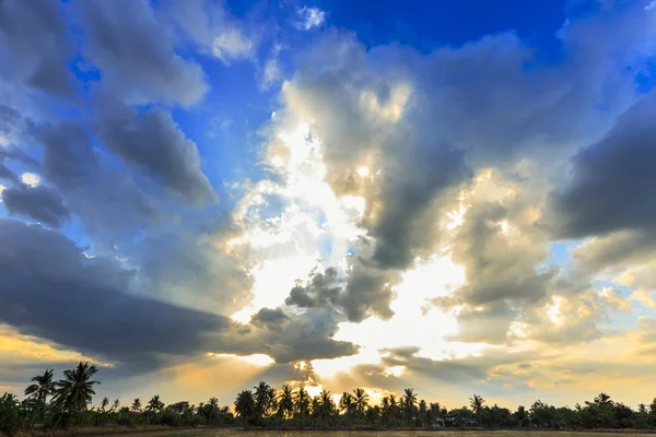 Ray of light breaks through the dramatic sky at sunset — Stock Photo, Image