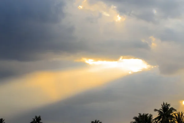 Paprsek světla prorazí dramatická obloha při západu slunce — Stock fotografie