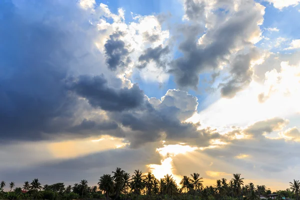 Ray of light breaks through the dramatic sky at sunset — Stock Photo, Image