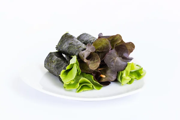Legumes frescos embalados com folhas de algas marinhas — Fotografia de Stock