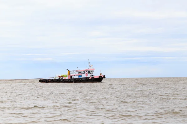 Pink tug boat was towed ship — Stock Photo, Image