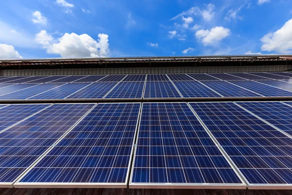 晴れた青空と屋根の上に太陽電池セル — ストック写真