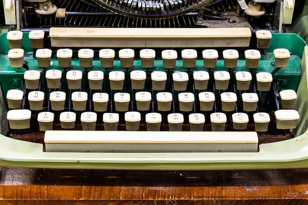 Teclado antiguo de máquina de escribir —  Fotos de Stock