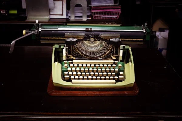 Máquina de escribir vintage sobre la mesa —  Fotos de Stock