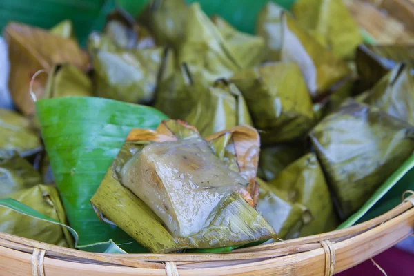 Carne dulce tailandesa hecha de harina al vapor con relleno en el interior envuelta con hoja de plátano — Foto de Stock