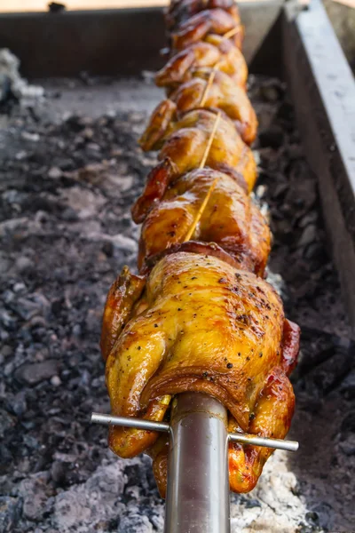 Pollo alla griglia nel mercato — Foto Stock