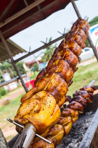 Pollo alla griglia nel mercato — Foto Stock