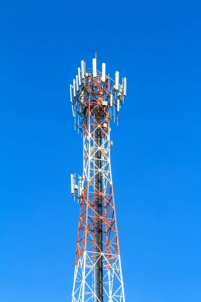 Telekommunikationen står hög mot himmelsblå — Stockfoto