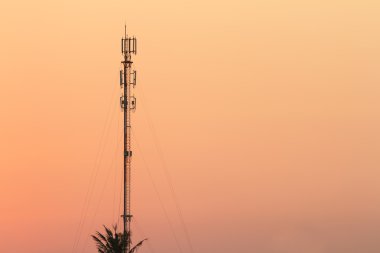 Gün batımı ışık kulede telekomünikasyon