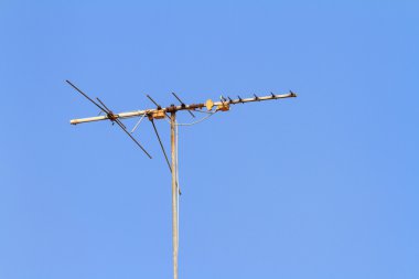 Mavi gökyüzü arka plan üzerinde eski televizyon anteni